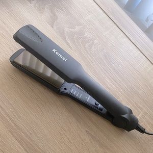 ✨NEW✨ Ceramic Flat Iron w/ International P…